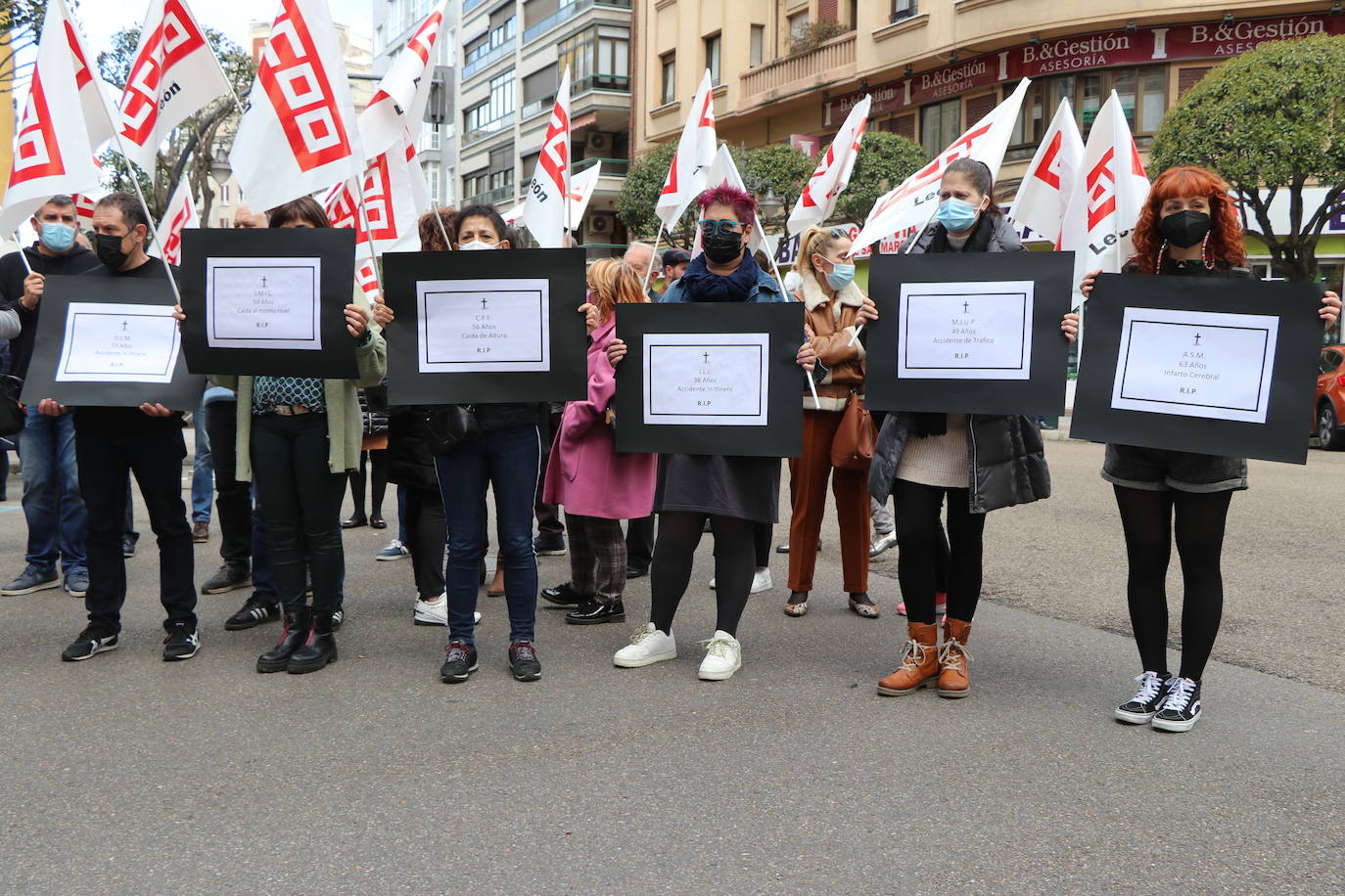 UGT y CCOO se concentran para reclamar una mayor implicación en la prevención de riesgos laborales.