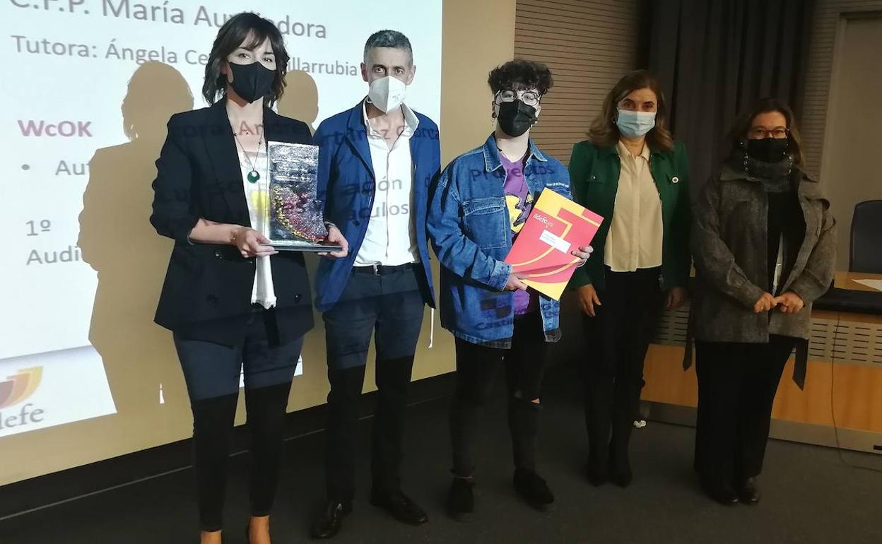 La ganadora del certamen, Andrea Martínez, alumna de 1º de FP de María Auxiliadora, recoge su premio.