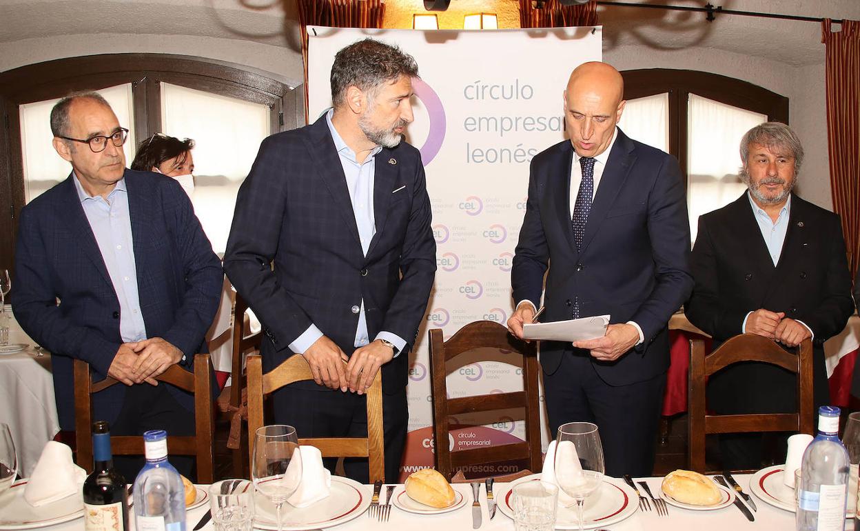 Comida celebrada en un restaurante de la capital entre el CEL y el alcalde de León.