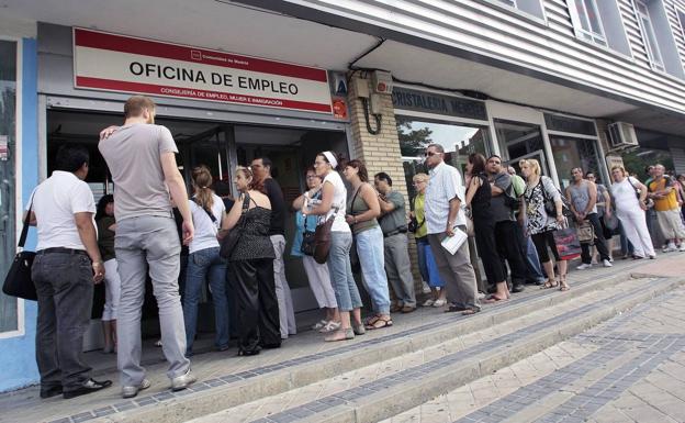 Cola a las puertas de una oficina de empleo. 