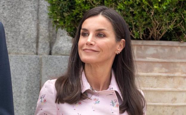 El abrigo con el que la Reina Letizia ha sorprendido este jueves.