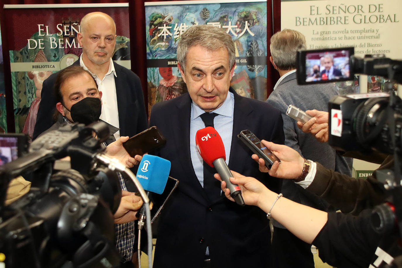 El expresidente del Gobierno, José Luis Rodríguez Zapatero, con el alcalde de la capital, José Antonio Diez y el rector de la Universidad de León, Juan Francisco García Marín