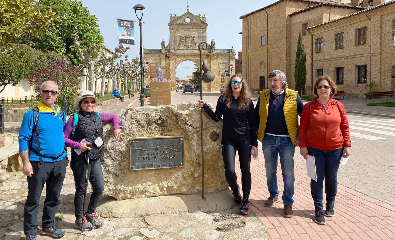 La delegada territorial de la Junta caminará las nueve etapas con el objetivo de elaborar un informe para la Consejería de Cultura y Turismo que recoja las necesidades detectadas a lo largo de los 31 ayuntamientos leoneses. 