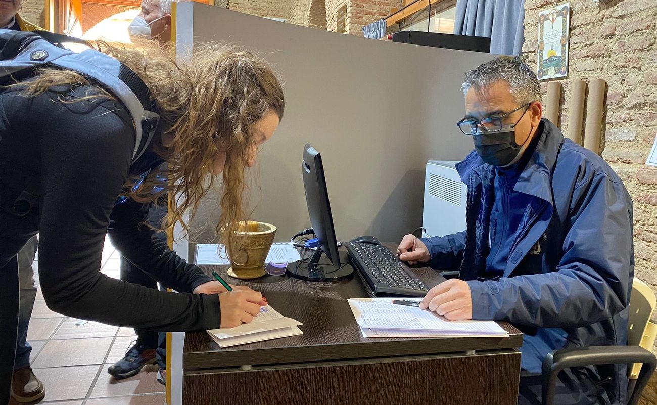 La delegada territorial de la Junta caminará las nueve etapas con el objetivo de elaborar un informe para la Consejería de Cultura y Turismo que recoja las necesidades detectadas a lo largo de los 31 ayuntamientos leoneses. 