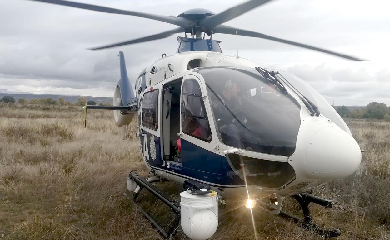 La Policía Nacional despliega un helicóptero en la búsqueda del desaparecido en el pantano de Luna.