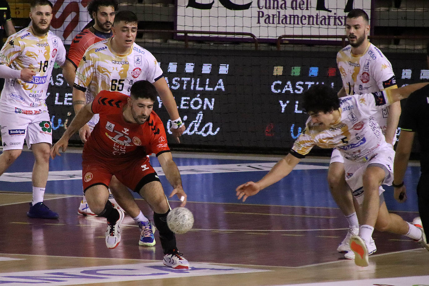 El conjunto marista no logra ganar a Huesca y se complica su presencia en la competición continental el próximo curso