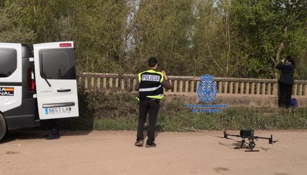 Los agentes vuelan el dron junto al río Torío en León.