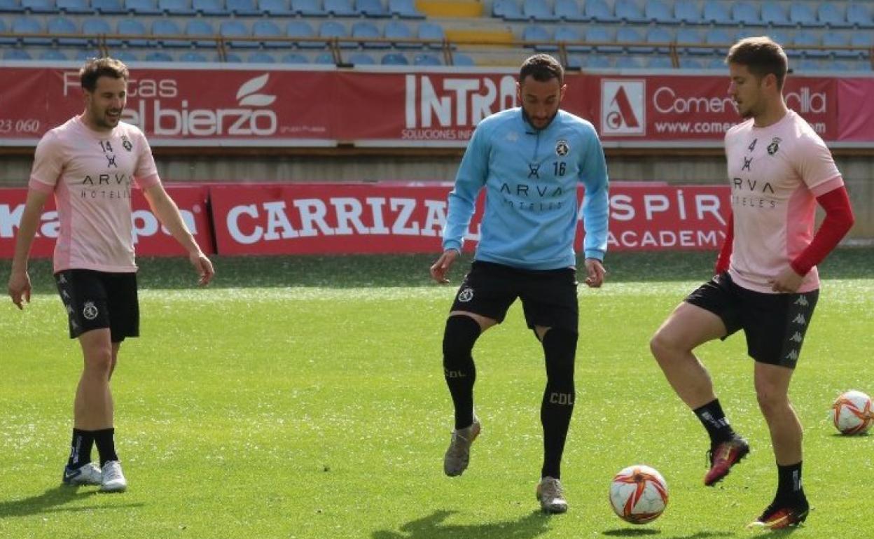 La Cultural quiere dar una buena imagen ante su afición. En imagen, Castañeda, Jon Ander y Gaztañaga, en un entrenamiento en el Reino de León.