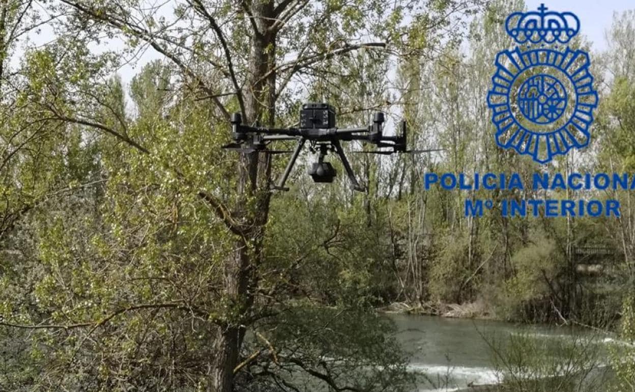 Uno de los drones volando sobre el Torío a su paso por León.