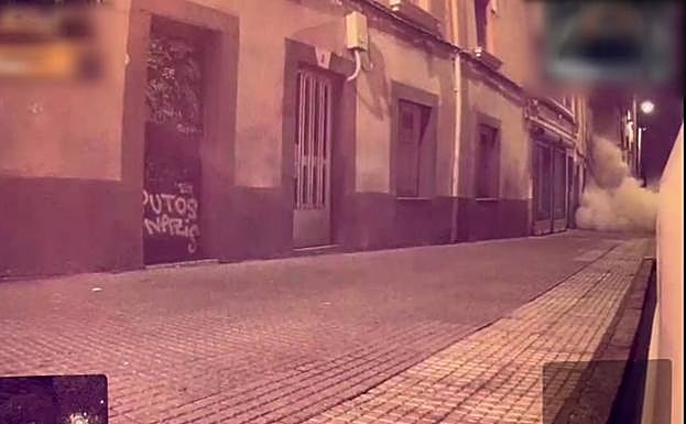 Instante en el que se viene bajo parte de la fachada del inmueble del número 4 del Caño de Santa Ana.