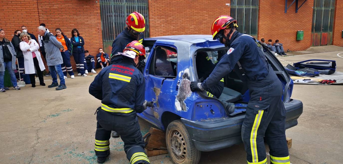 Imagen del simulacro realizado por el cuerpo municipal de bomberos de León en el colegio Giner de los Ríos. 