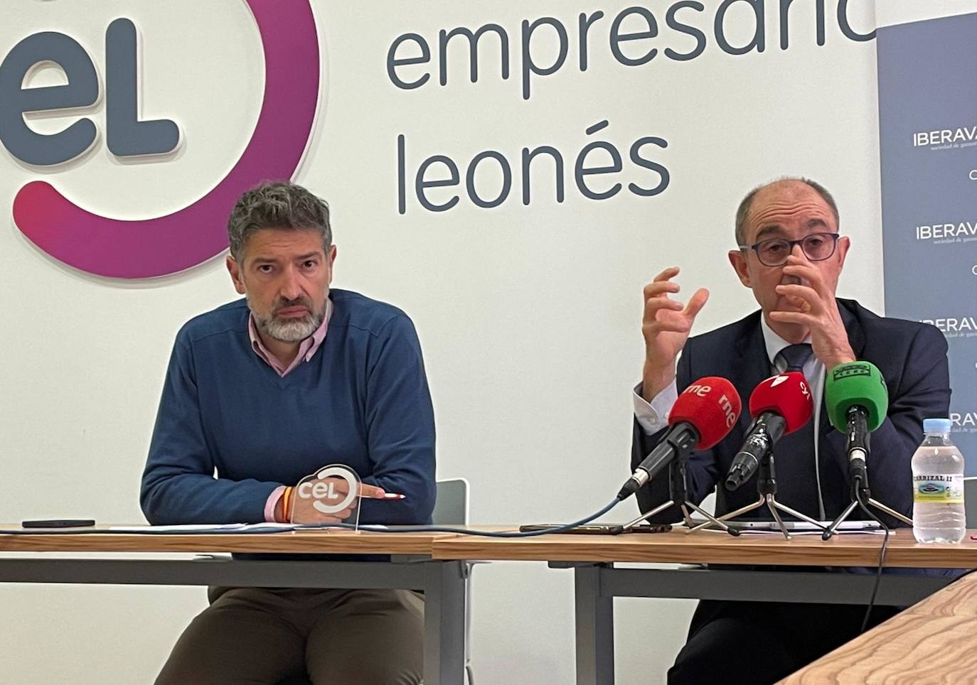 El Círculo Empresarial Leonés, Julio César Álvarez, y el director general de Iberaval, Pedro Pisonero presetan el convenio de colaboración de ambas entidades. 