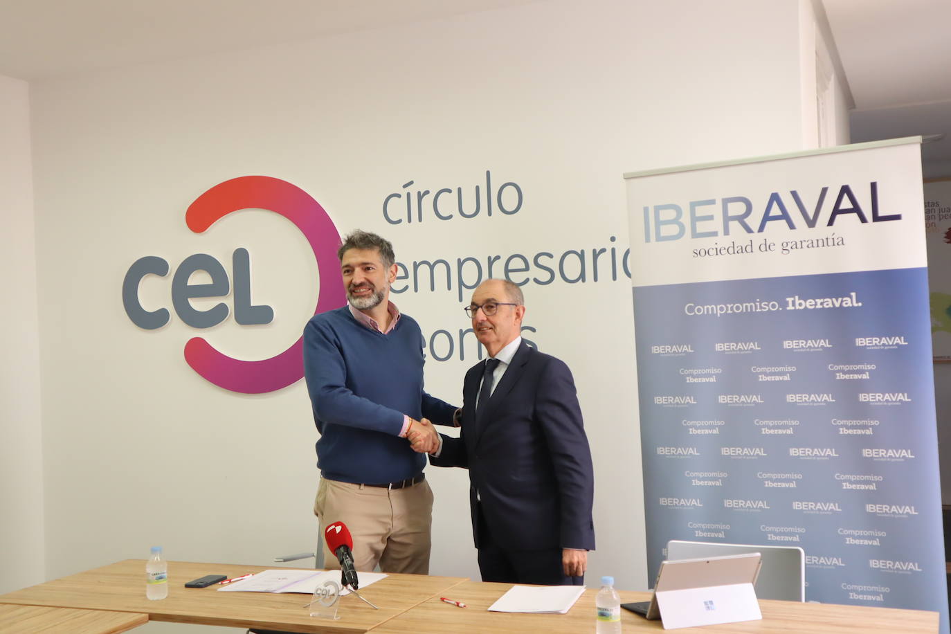 El Círculo Empresarial Leonés, Julio César Álvarez, y el director general de Iberaval, Pedro Pisonero presetan el convenio de colaboración de ambas entidades. 