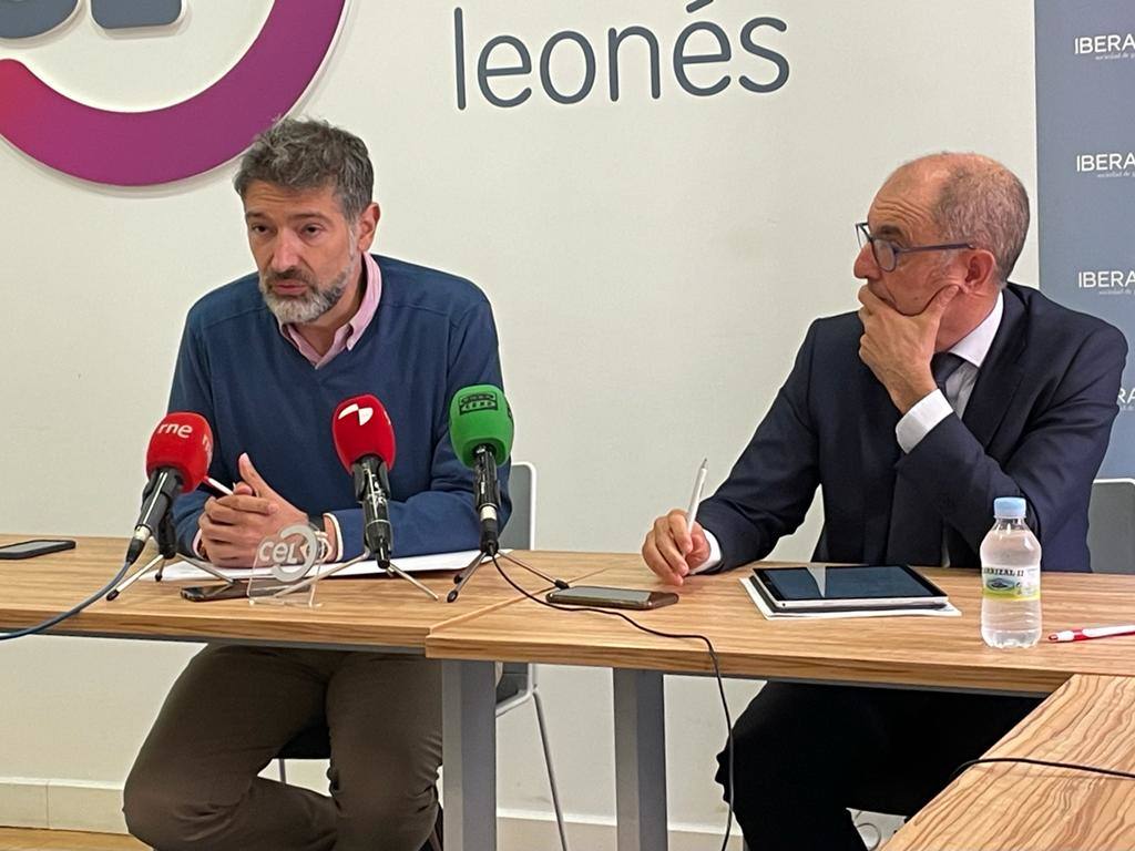 El Círculo Empresarial Leonés, Julio César Álvarez, y el director general de Iberaval, Pedro Pisonero presetan el convenio de colaboración de ambas entidades. 