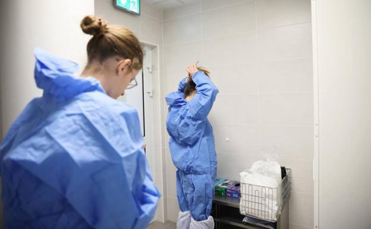 Imagen de archivo de enfermeras vistiéndose para la realización de uno de sus turnos. 