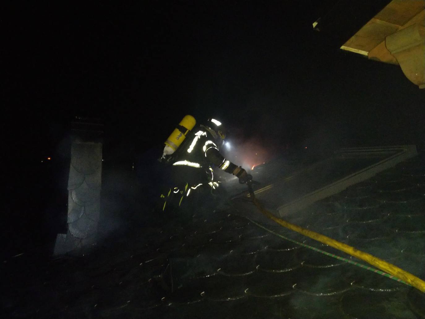 Los Bomberos de Ponferrada acudieron a sofocar las llamas que ocasionaron daños ne la cubierta de la casa.