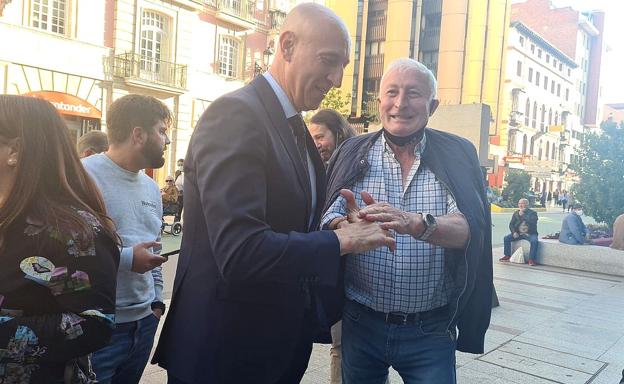 Numerosos ciudadanos se han acercado a saludar al alcalde en la antesala de la asamblea. 