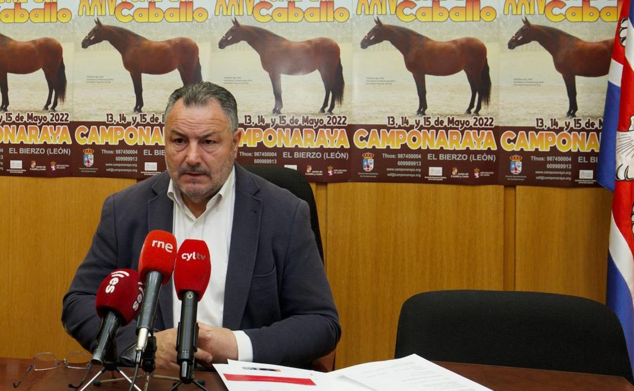 El alcalde de Camponaraya y presidente de la Diputación, Eduardo Morán, durante la presentación de la XXIV Feria de Caballos de Pura Raza Española, que se celebrará los días 13, 14 y 15 de mayo