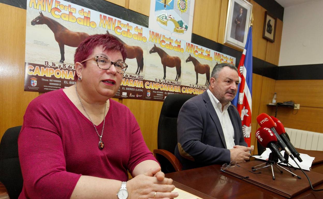 El alcalde de Camponaraya y presidente de la Diputación de León, Eduardo Morán, junto a la concejala de Ferias, Asuntos Sociales y de la Mujer, Amparo Valtuille, durante la presentación de la XXIV Feria de Caballos de Pura Raza Española