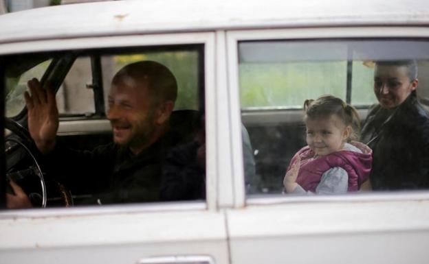 Una familia de evacuados logra salir de Mariúpol.