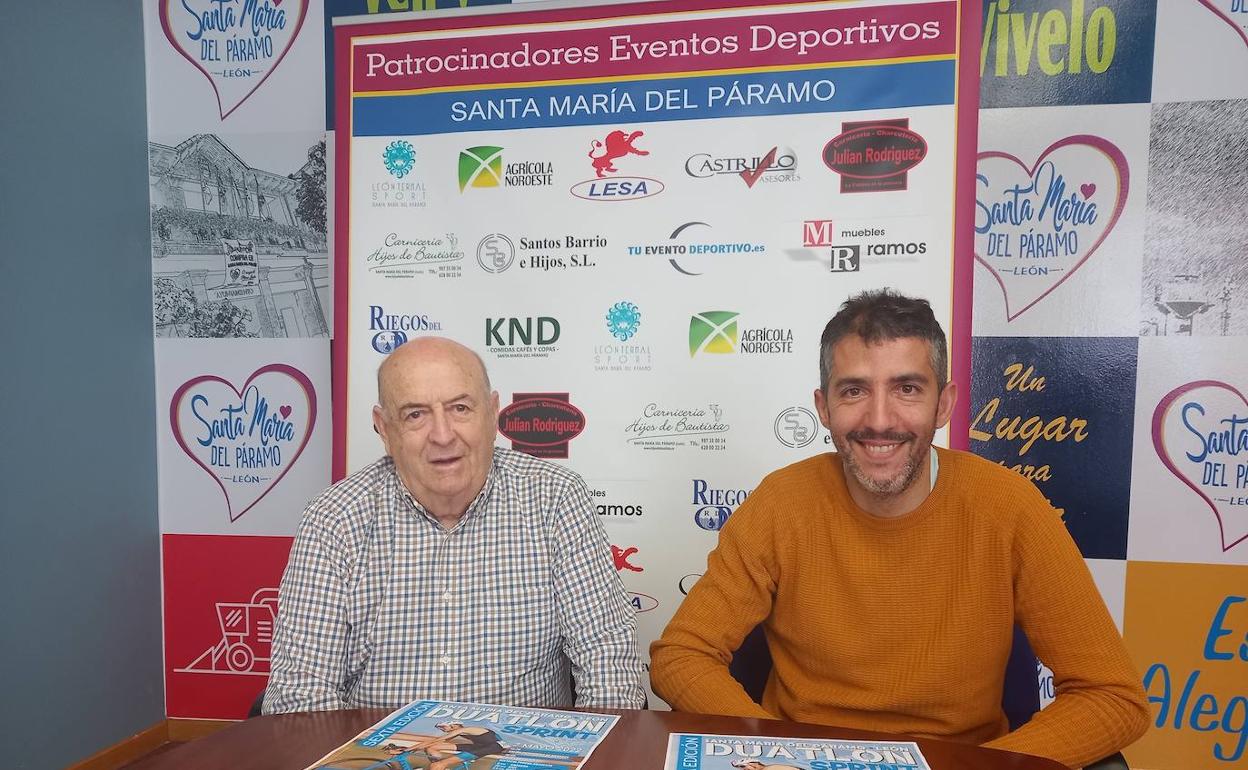 El concejal de deportes del Ayuntamiento de Santa María del Páramo, Julio Tolón, y el técnico de deportes, Santiago Miguélez presentan el Duatlon Sprint a Santa María del Páramo. 