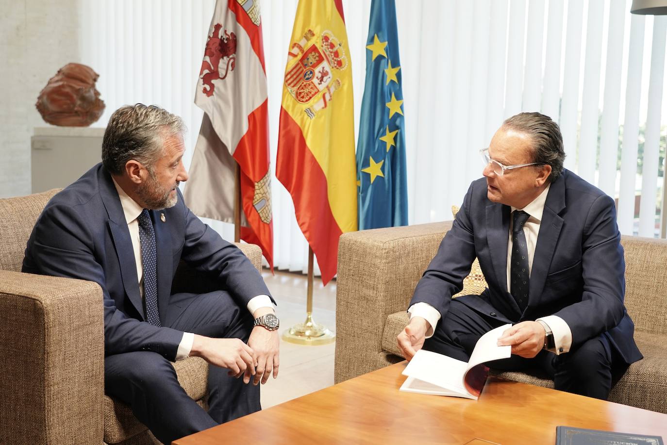 El presidente de las Cortes recibe la Memoria del Consejo de Cuentas de Castilla y León. 