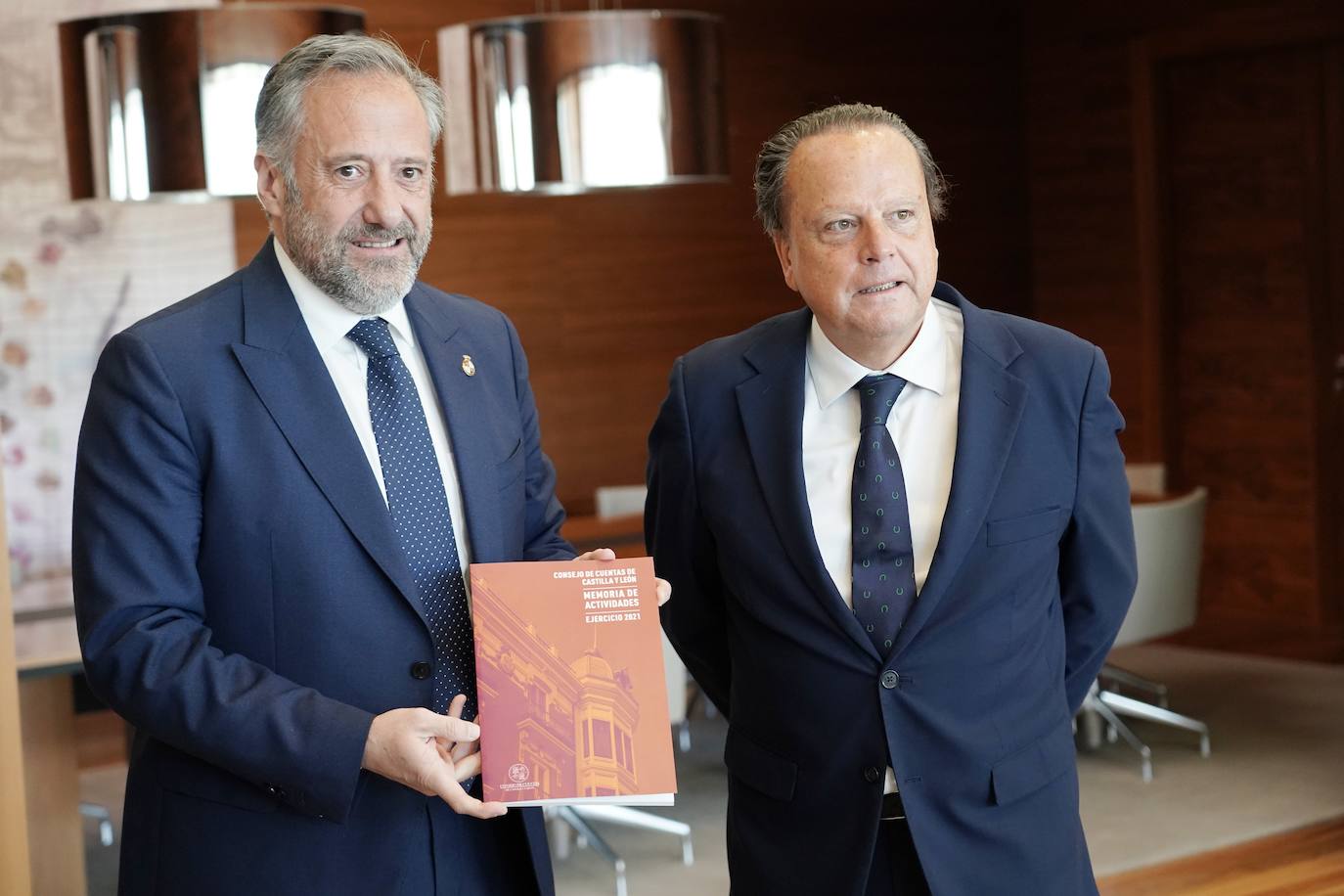 El presidente de las Cortes recibe la Memoria del Consejo de Cuentas de Castilla y León. 