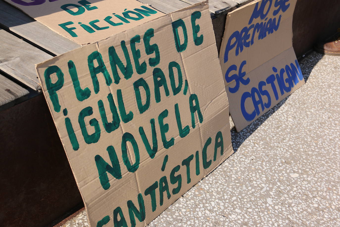 Una decena de mujeres se concentra frente al Espacio Vías