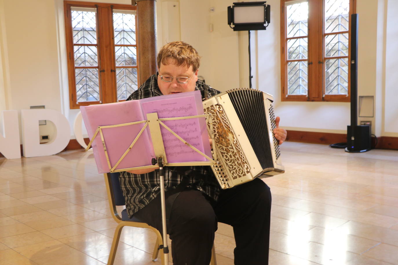 Presentación de la obra 'Réquiem por mi mano ausente' en Museo Casa Botines. 