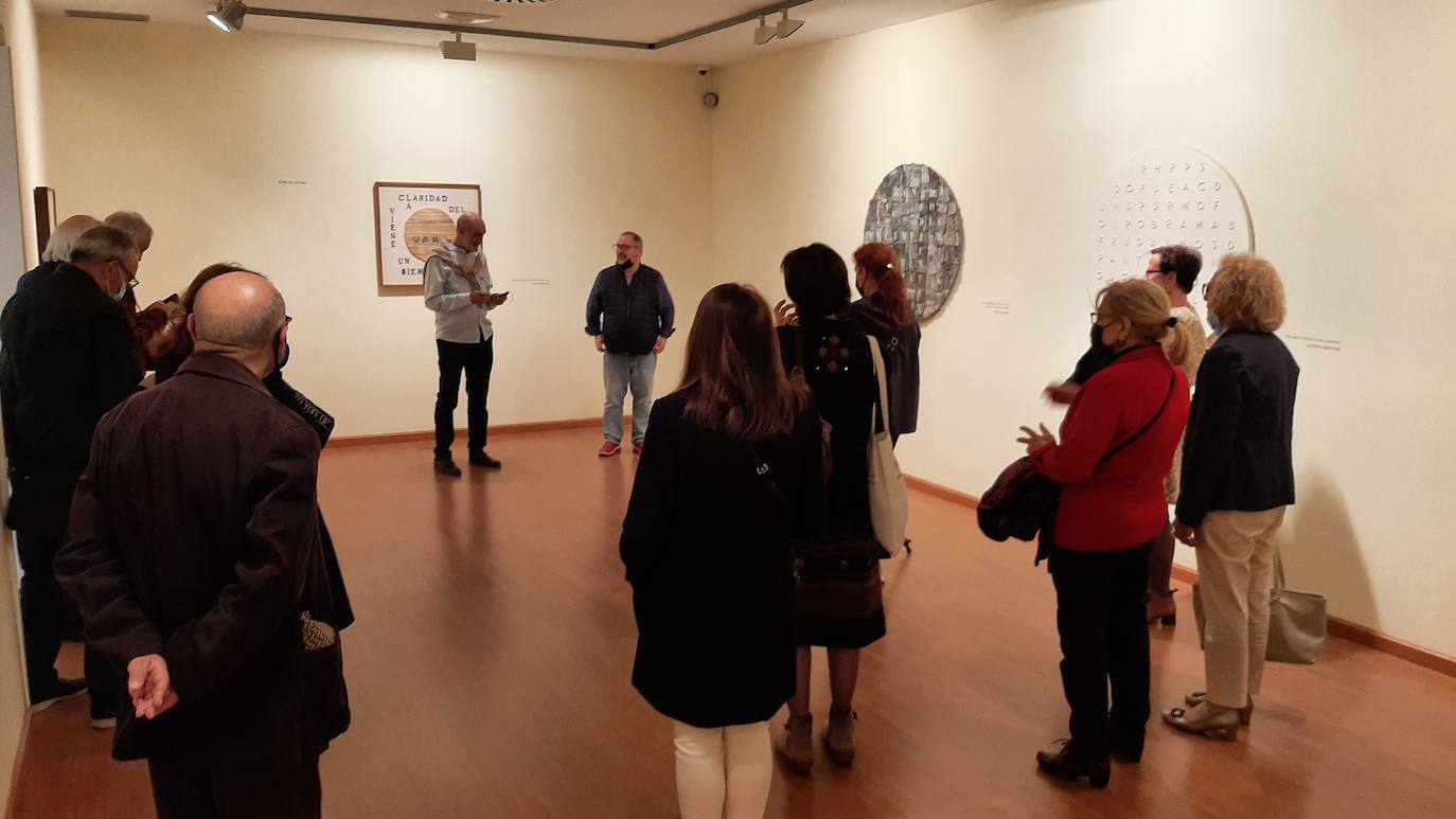 El creador, natural de Cacabelos, muestra un universo creativo en el que la geometría, la memoria y la reflexión sobre las proporciones son algunas de sus claves fundamentales | La muestra, comisariada por el director del Departamento de Arte del Instituto Leonés de Cultura, Luis García, podrá verse durante los meses de mayo, junio y julio