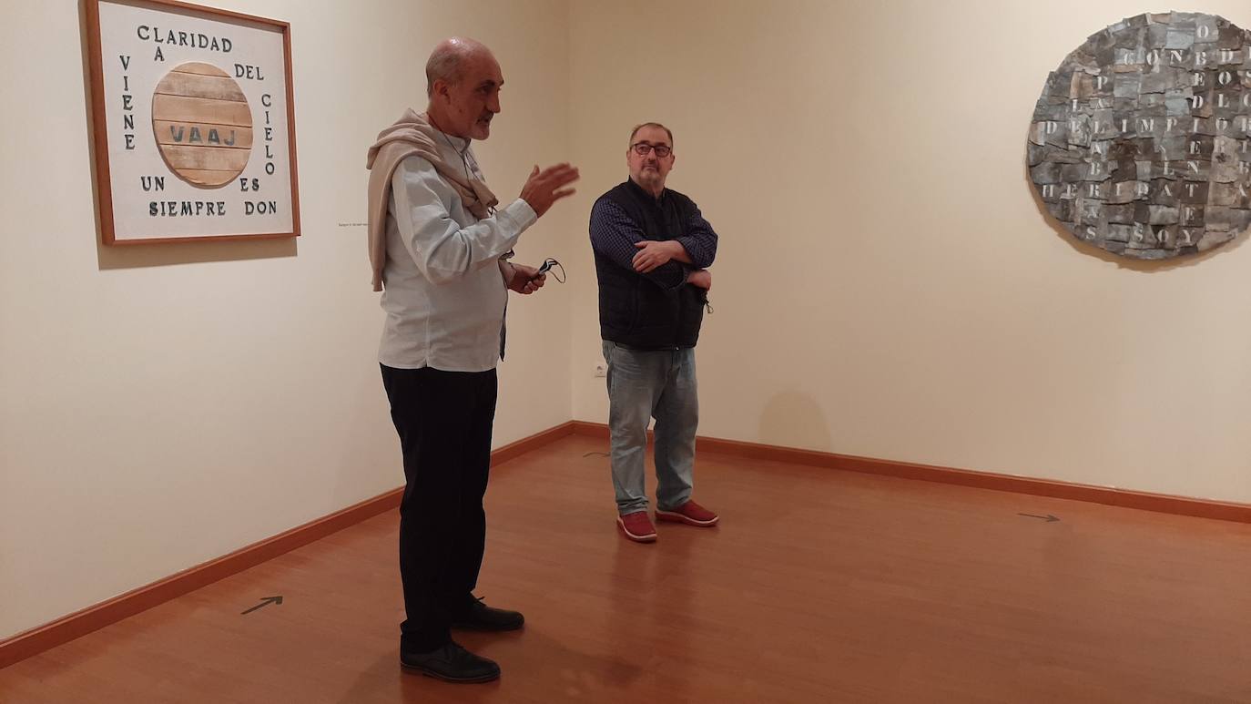 El creador, natural de Cacabelos, muestra un universo creativo en el que la geometría, la memoria y la reflexión sobre las proporciones son algunas de sus claves fundamentales | La muestra, comisariada por el director del Departamento de Arte del Instituto Leonés de Cultura, Luis García, podrá verse durante los meses de mayo, junio y julio