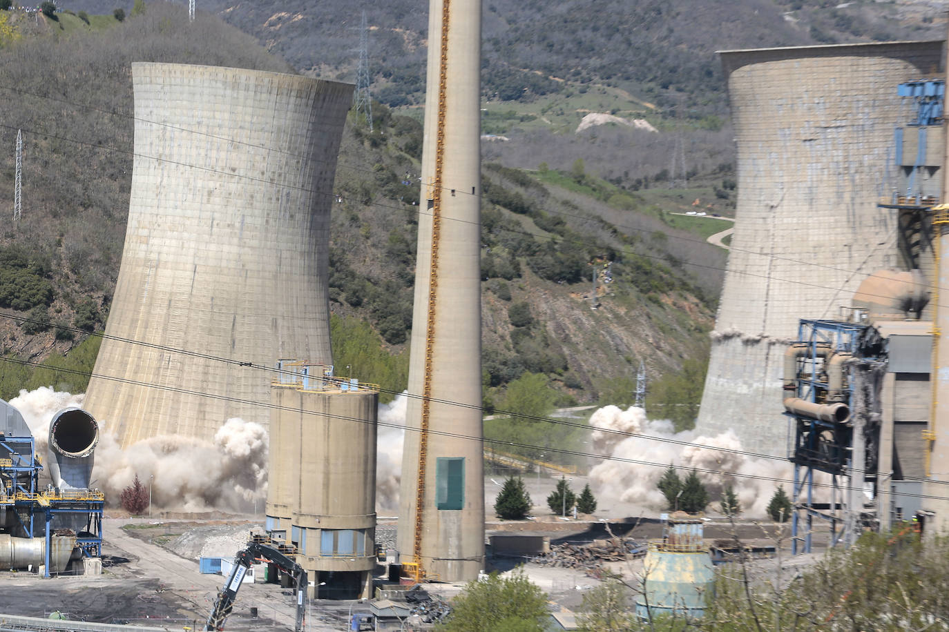 Fotos: La voladura de la térmica desde las ópticas de Peio y Campillo