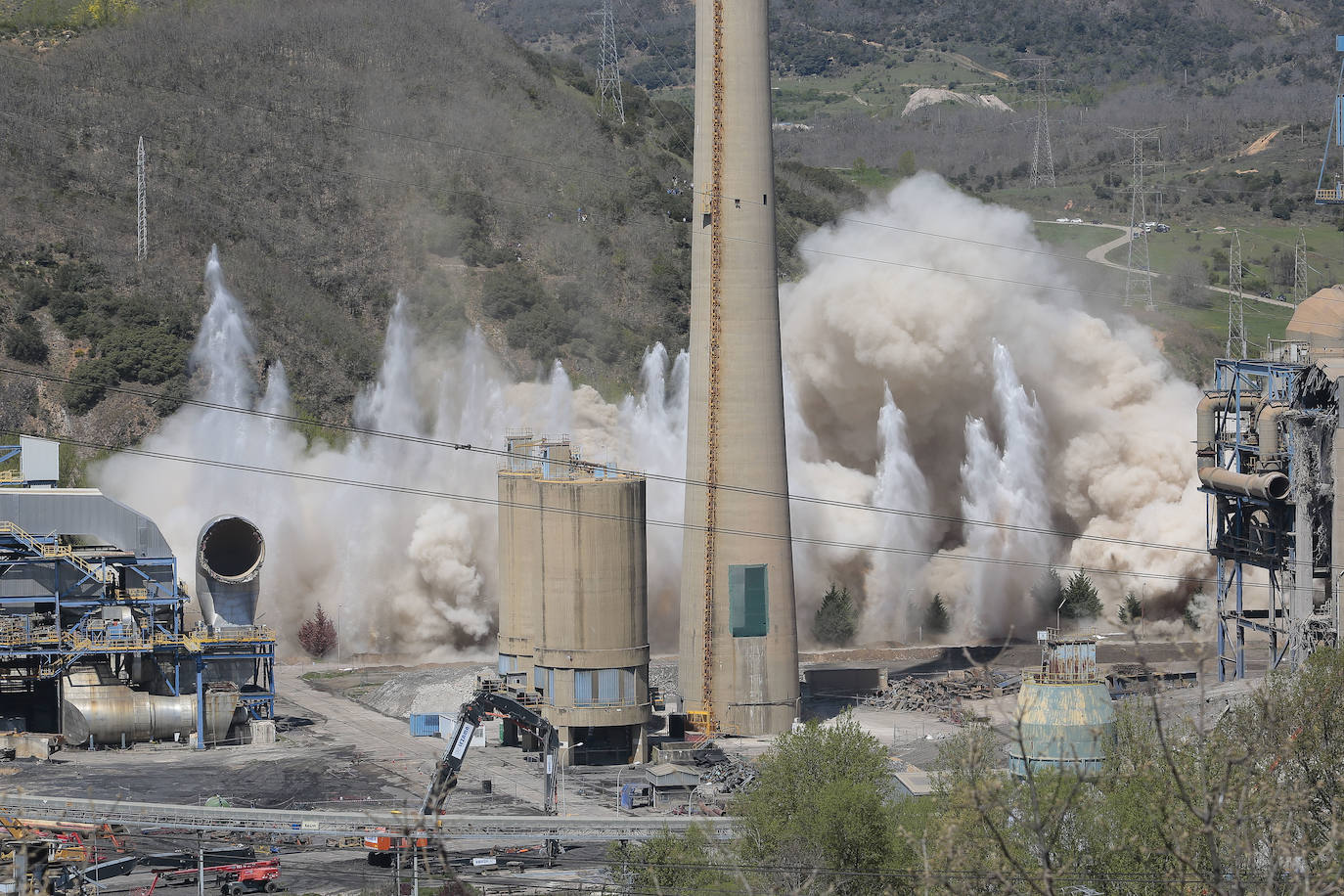 Fotos: La voladura de la térmica desde las ópticas de Peio y Campillo