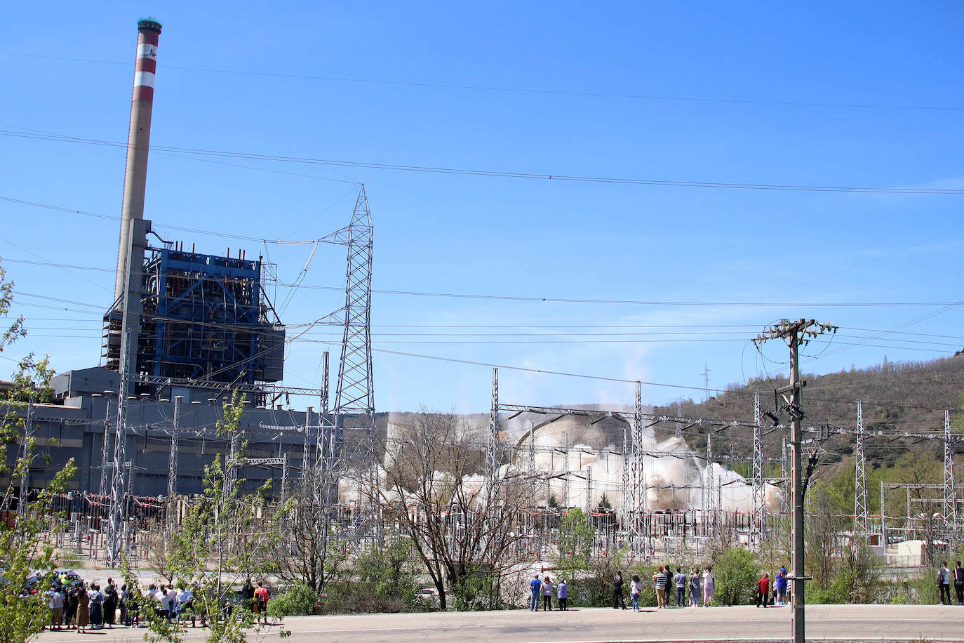 Fotos: La voladura de la térmica desde las ópticas de Peio y Campillo