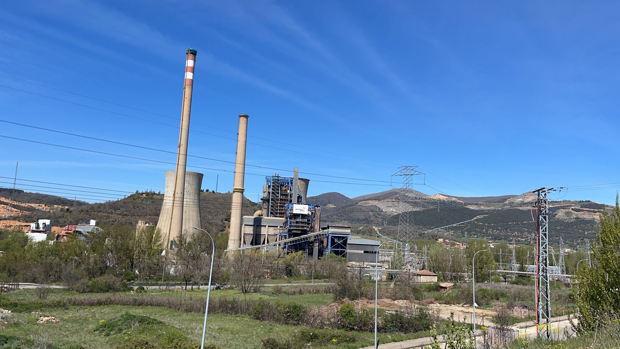 Una de las últimas imágenes del paisaje de La Robla con las torres como telón de fondo.