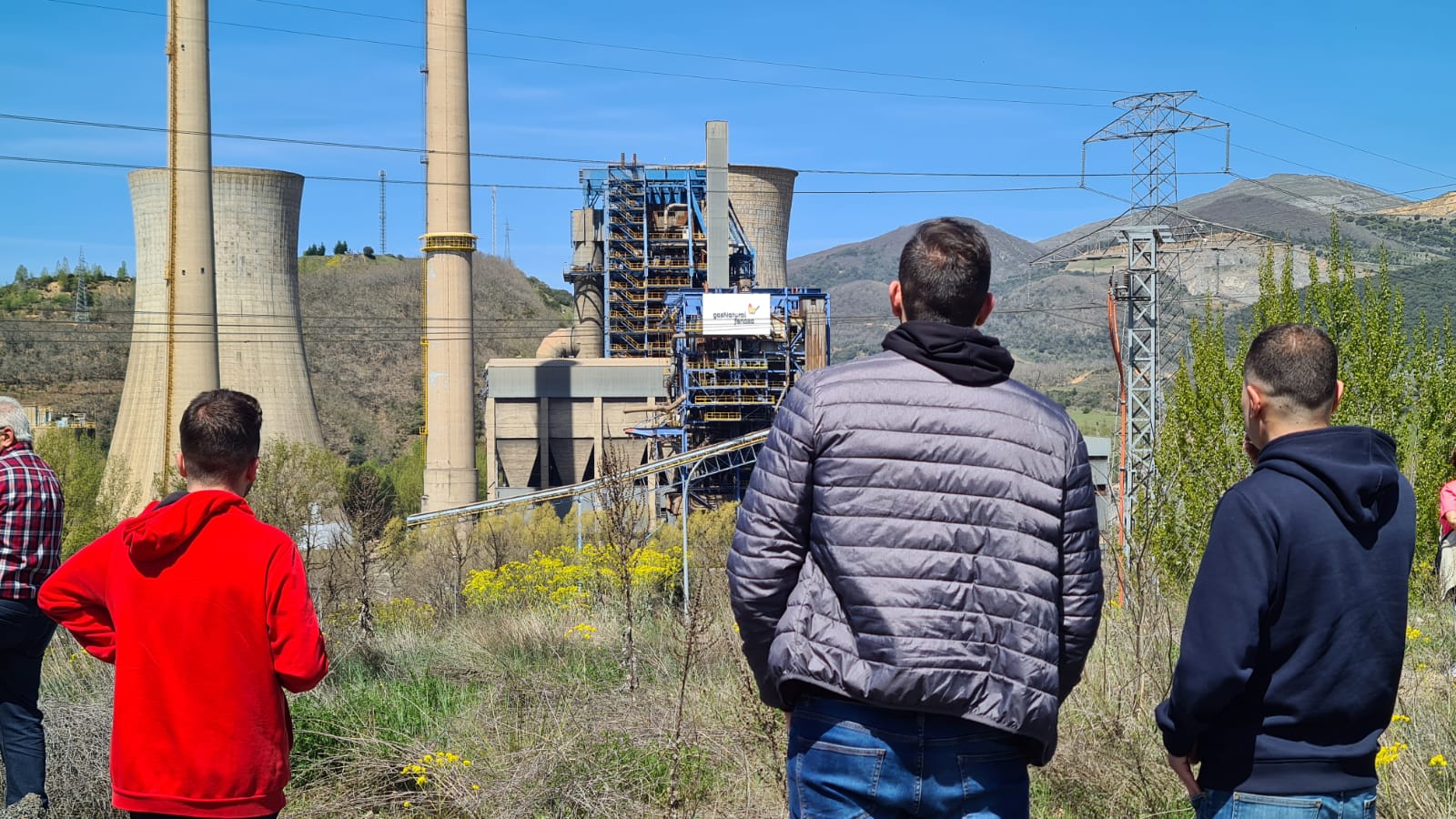 Una de las últimas imágenes del paisaje de La Robla con las torres como telón de fondo.