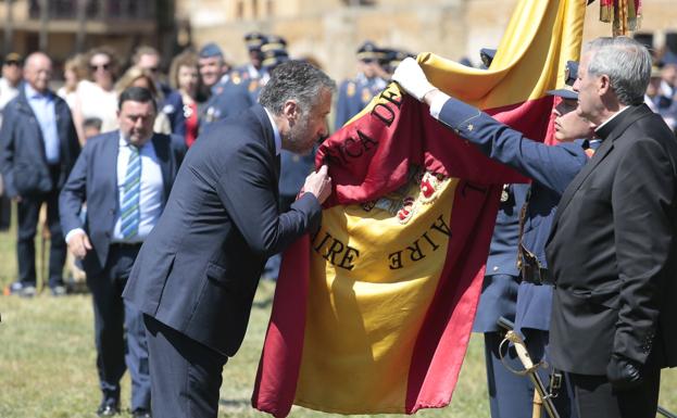 Acto celebrado en Hospital de Órbigo con motivo de una jura de bandera por el 30 aniversario de la Academia Básica del Aire.