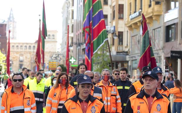 Los pendones recorrieron la avenida de Ordoño II en representación y homenaje a los colectivos más esforzados durante lo peor de la pandemia.