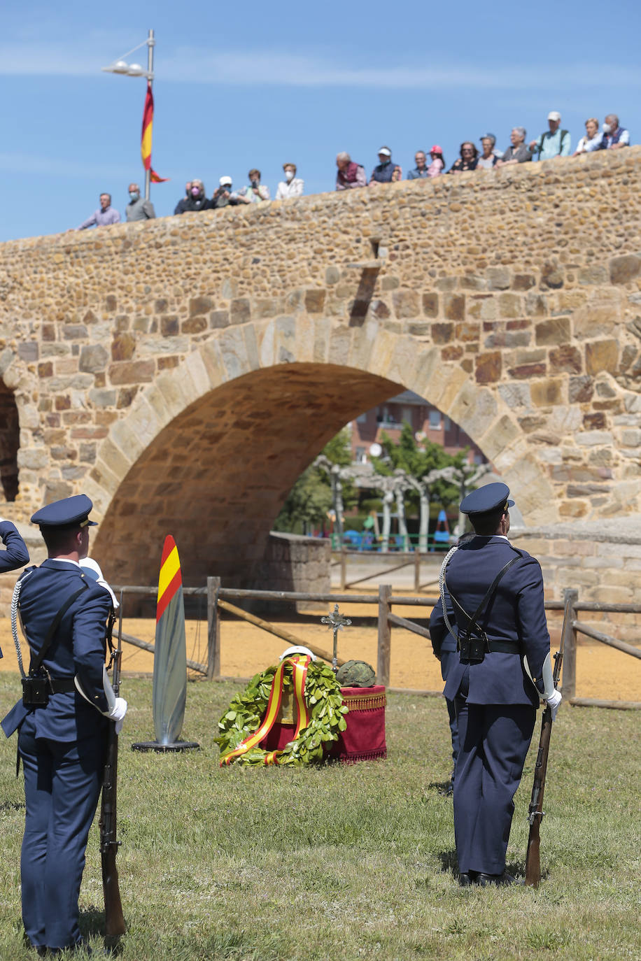 cto de Jura de Bandera Civil presidido por el coronel director de la Academia Básica del Aire