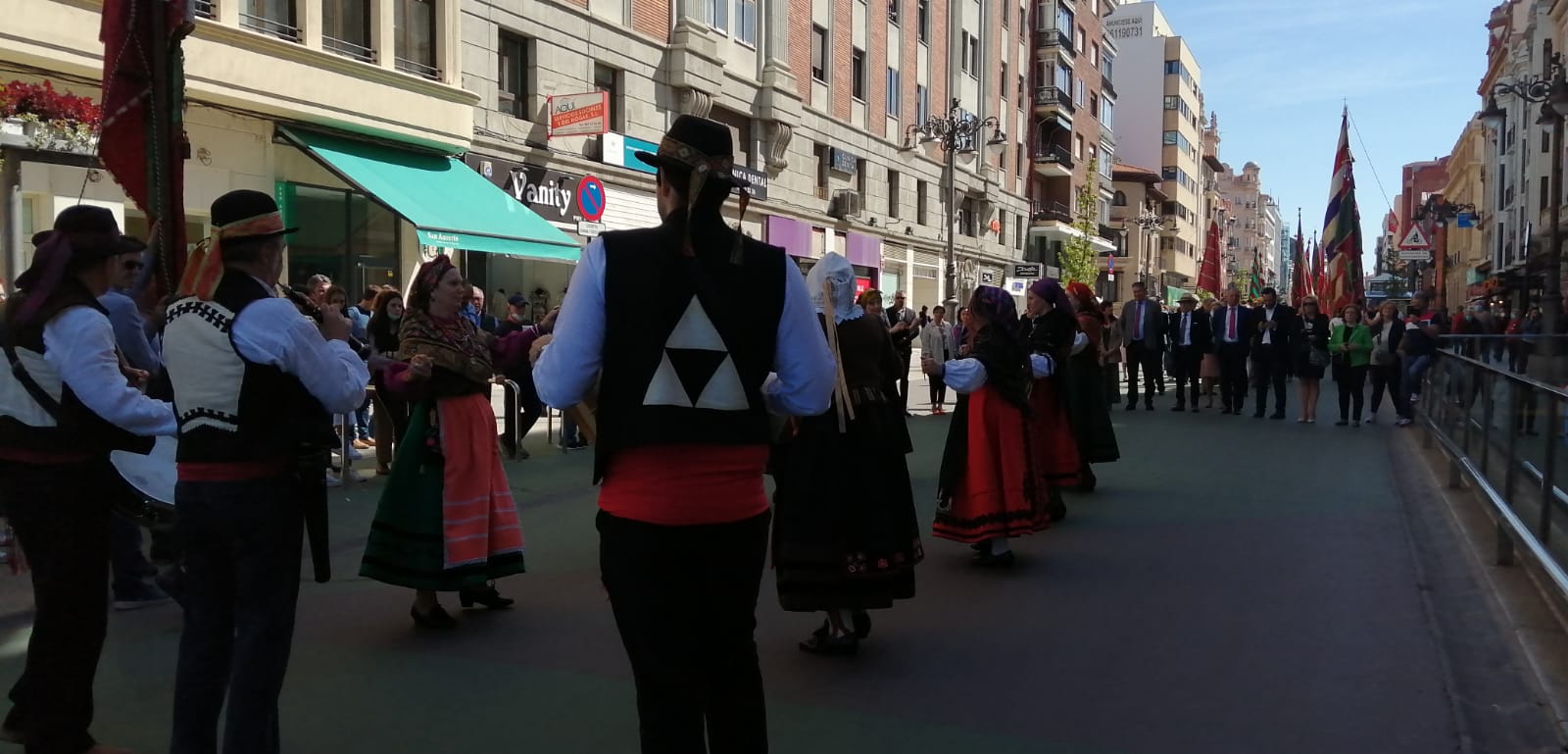 Fotos: Homenaje de los pendones a los sectores de la pandemia