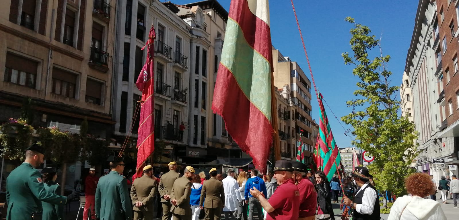 Fotos: Homenaje de los pendones a los sectores de la pandemia