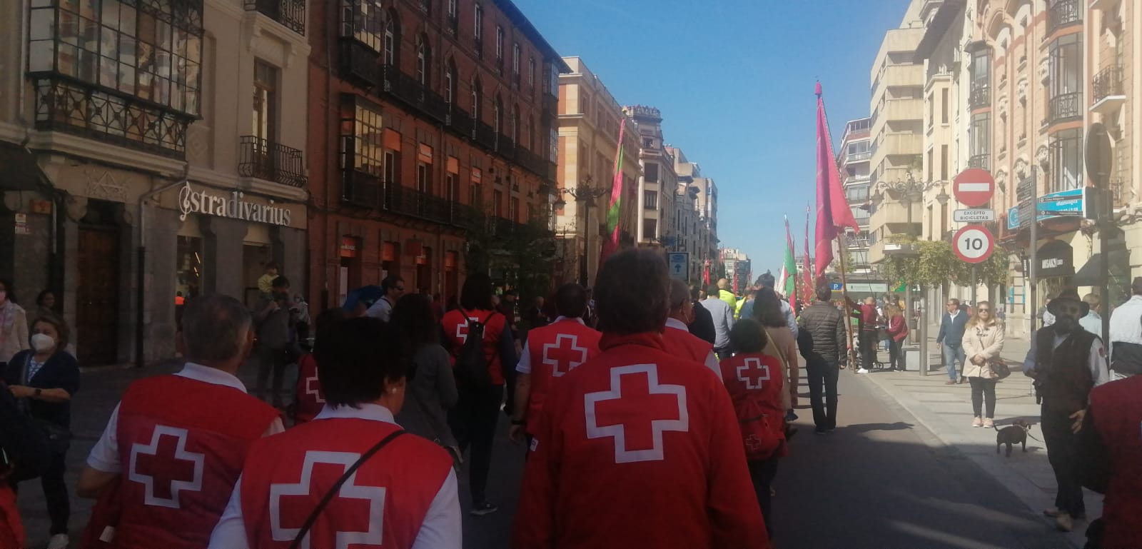 Fotos: Homenaje de los pendones a los sectores de la pandemia