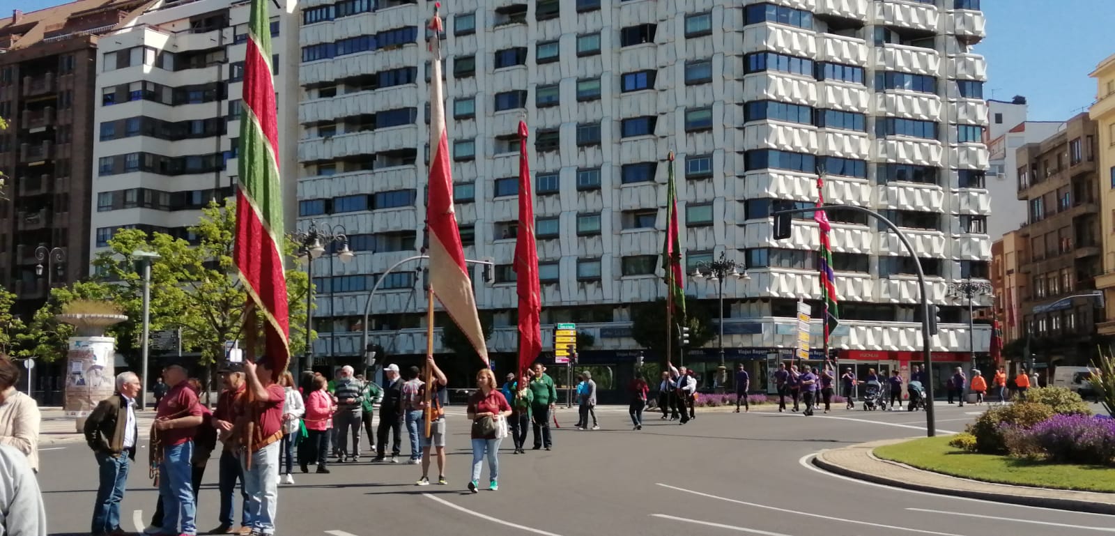 Fotos: Homenaje de los pendones a los sectores de la pandemia