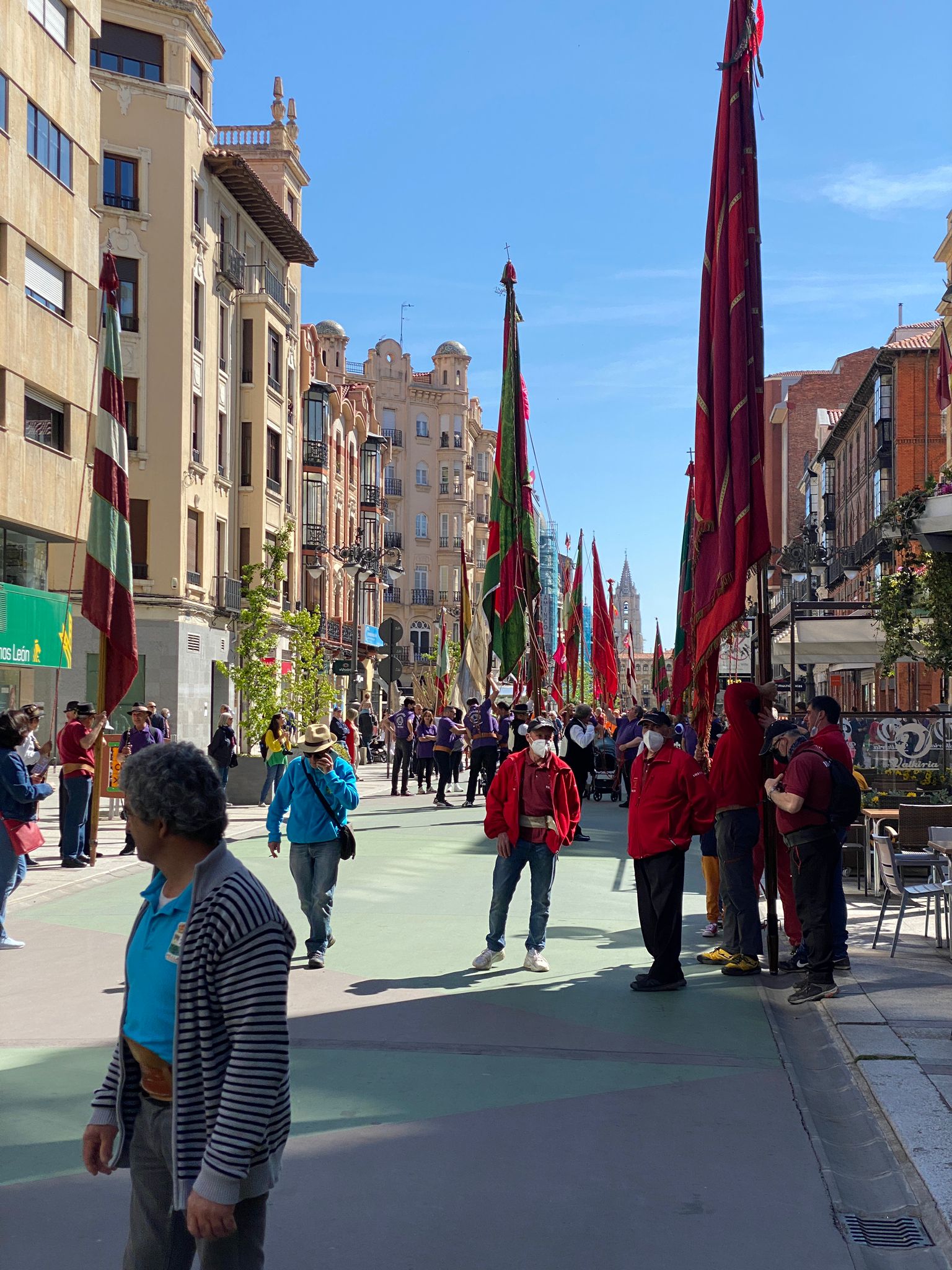 Fotos: Homenaje de los pendones a los sectores de la pandemia