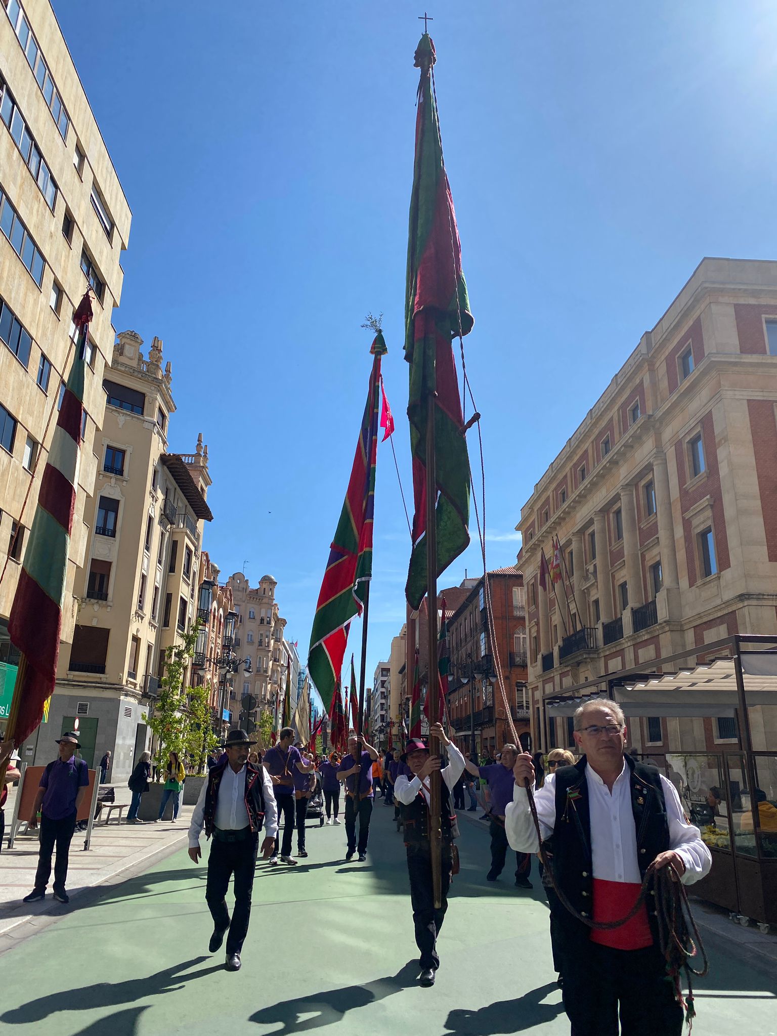 Fotos: Homenaje de los pendones a los sectores de la pandemia