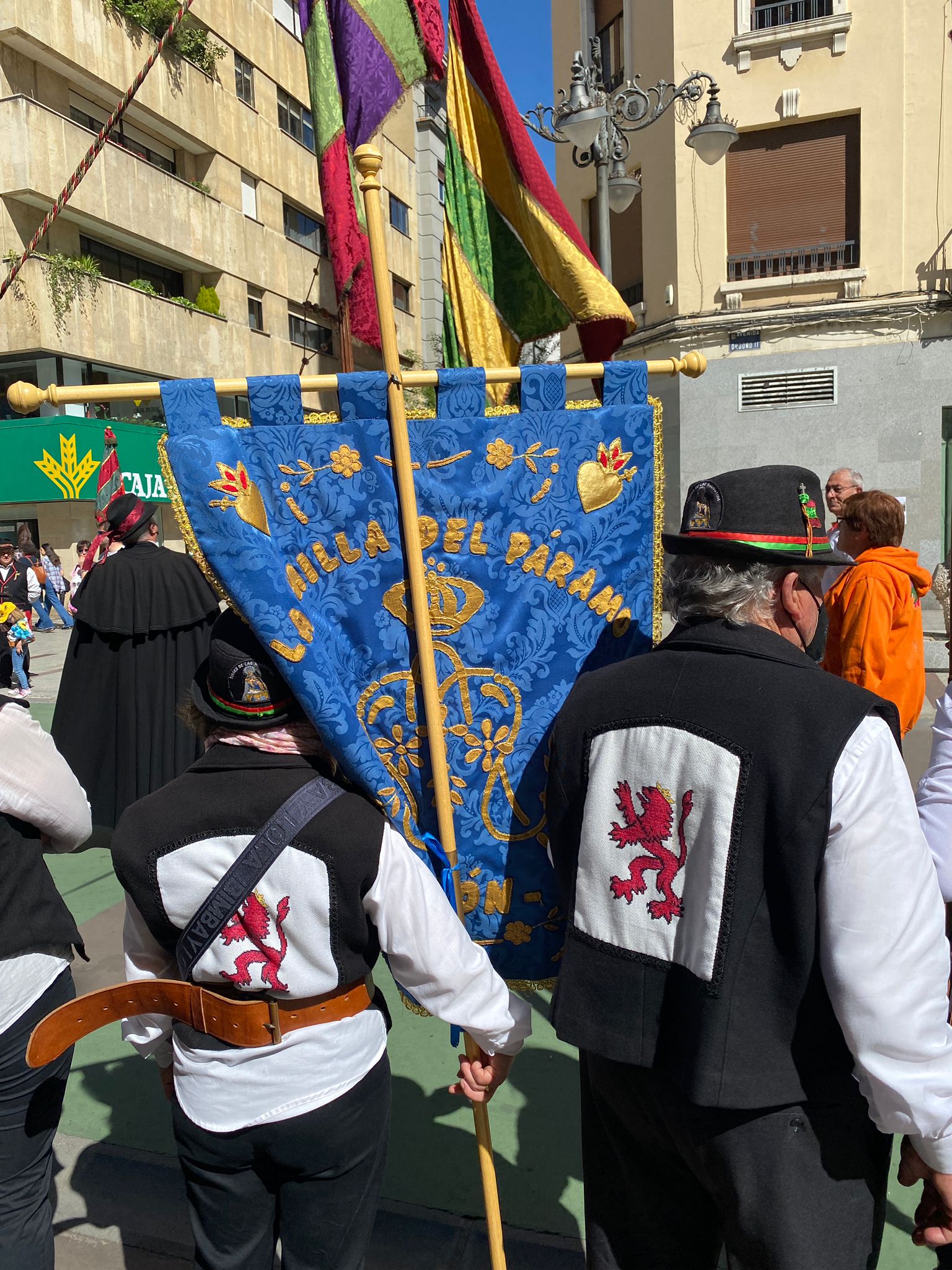 Fotos: Homenaje de los pendones a los sectores de la pandemia