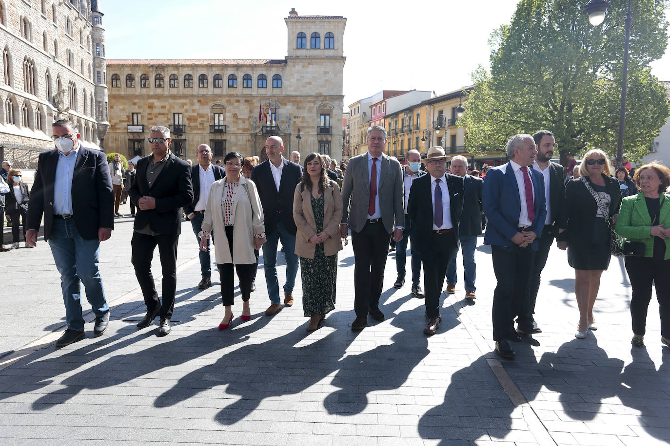 Fotos: Homenaje de los pendones a los sectores de la pandemia