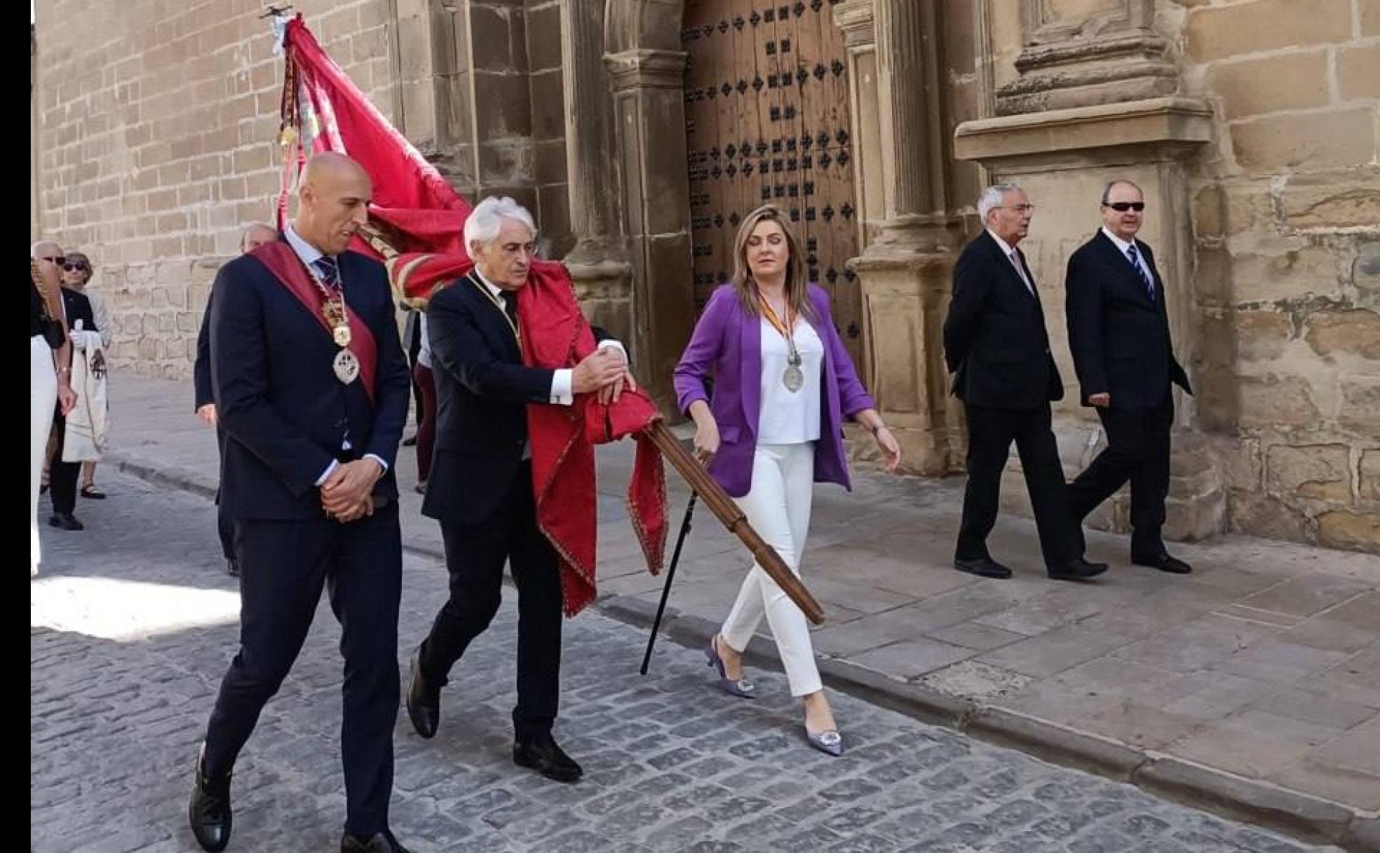 El pendón de Baeza recorre la localidad que le da nombre antes del hermanamiento entre ambas ciudades.