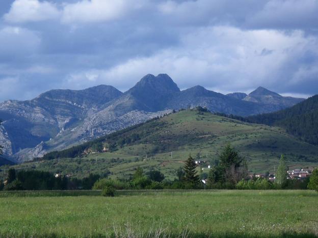 Vista de Cistierna desde la vega de Sorriba del Esla, aledaños del Puente de Mercadillo paso obligado de la Ruta Vadiniense para encontrar el Camino Francés en Mansilla de las Mulas. Preside el centro de la imagen el imponente Pico Moro, un poco más a la derecha, Pico Cerroso. 