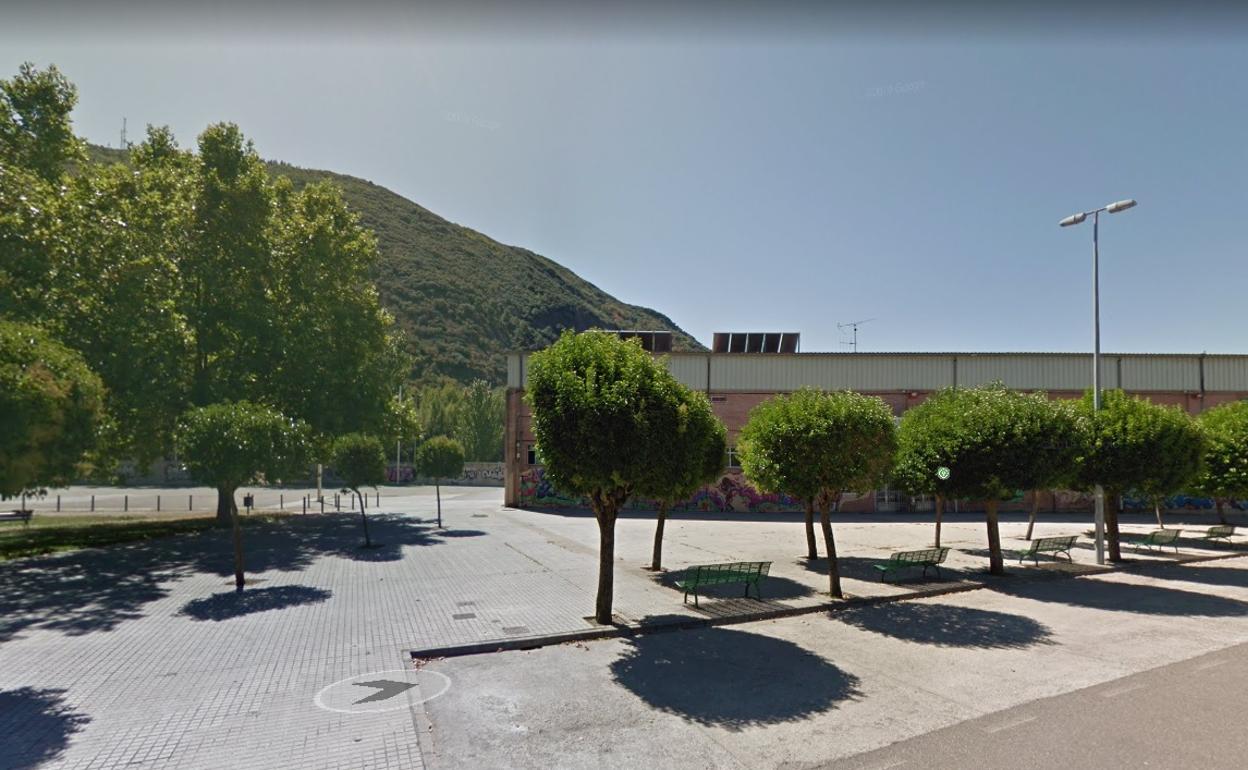 Inmediaciones del pabellón del barrio ponferradino de Flores del Sil.